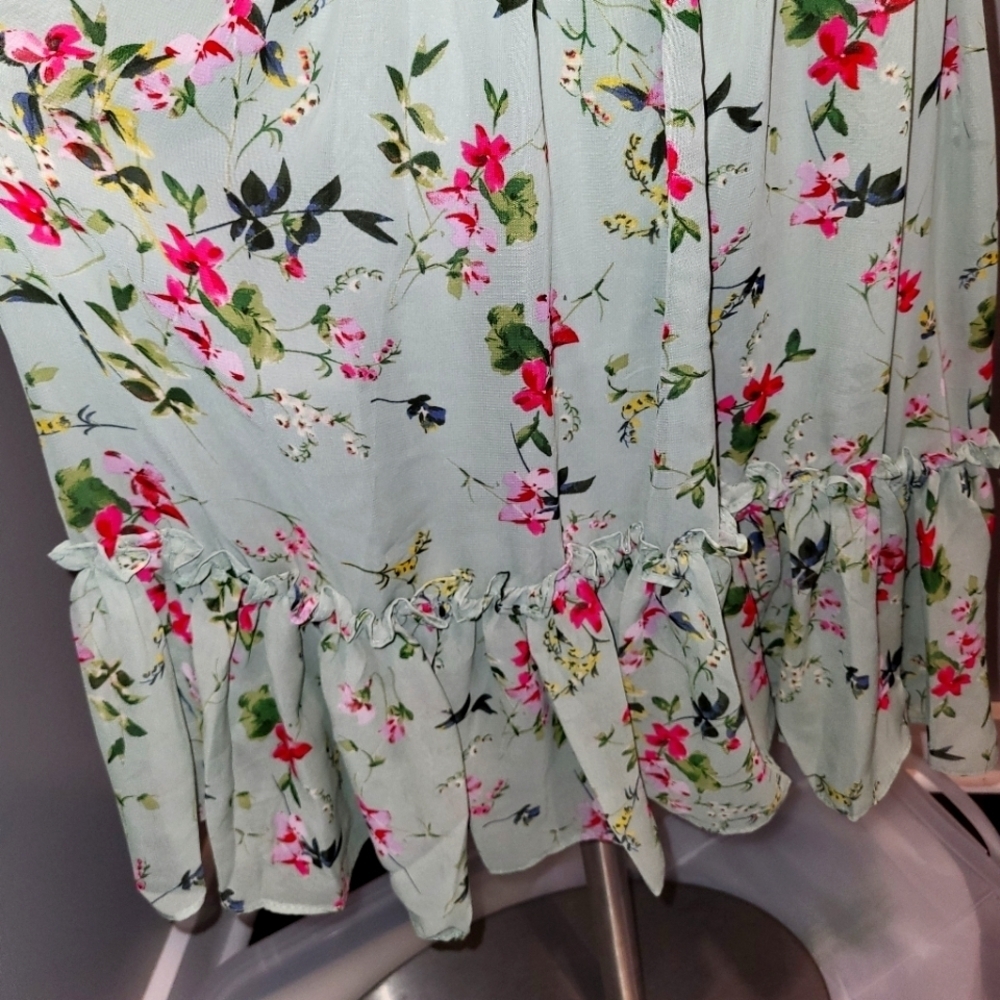 Beautiful and Flattering Floral Dress - Picture 6 of 9